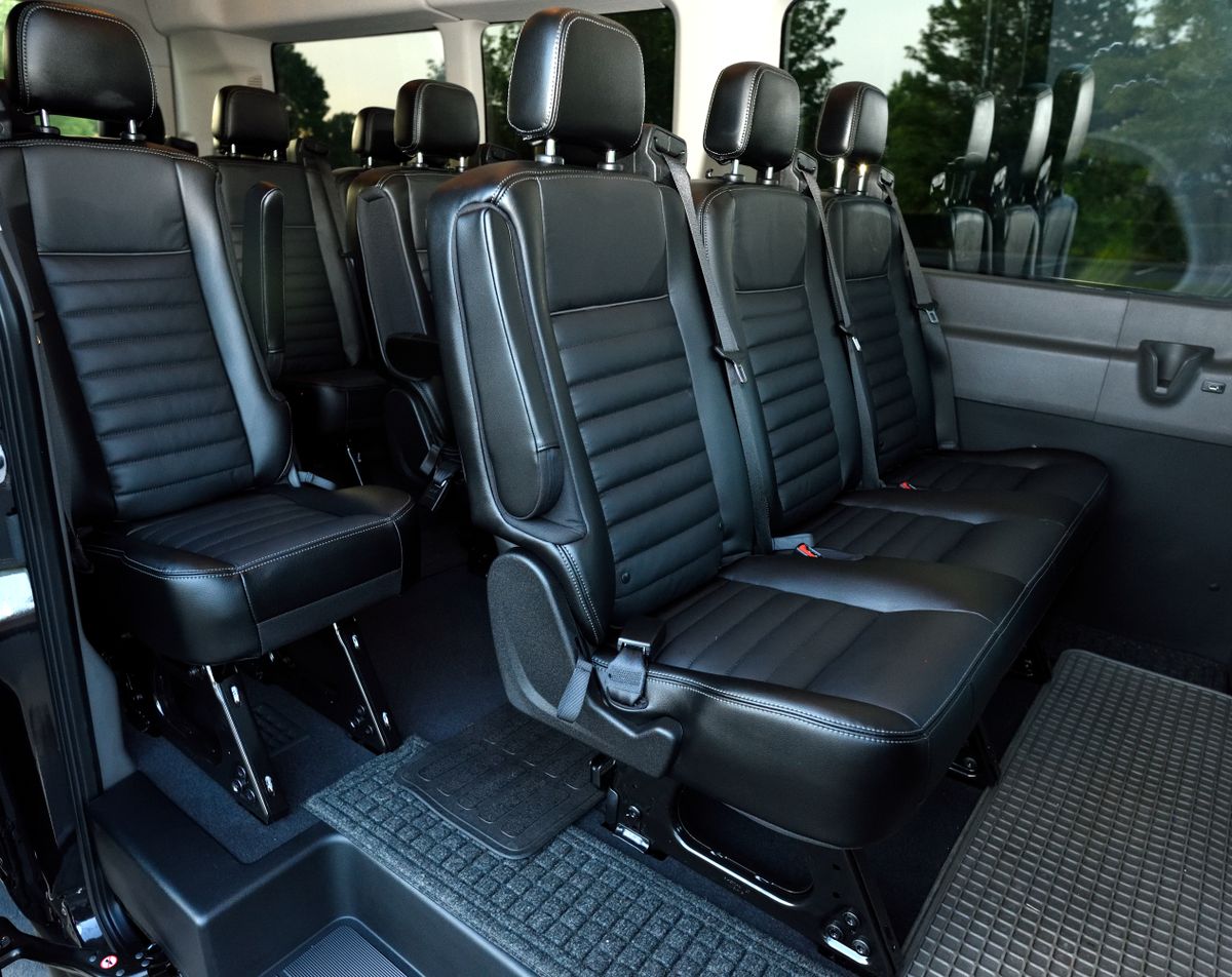 Ruim interieur met leren zittingen van een personenbus